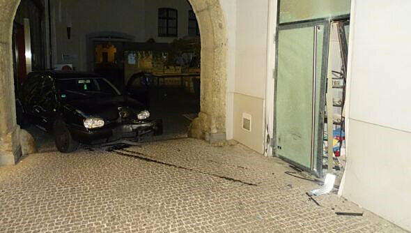 Die Diebe fuhren mit einem Auto in das Juwelier-Geschäft.