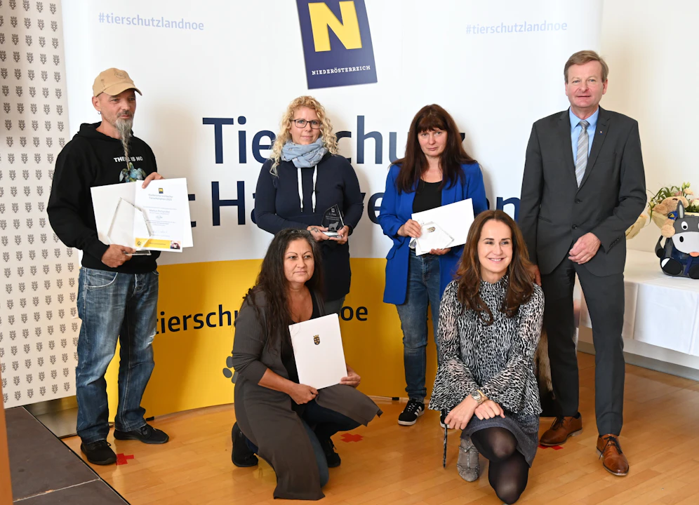 Verleihung des 2. NÖ Tierschutzpreis: Markus Putzgruber (1. Platz), Jeanine Strassner (3. Platz),  Karin Brunner (2. Platz), Landesrat Gottfried Waldhäusl (alle stehend); Ulrike Stanzer (ebenfalls 3. Platz) und Juryvorsitzende Maggie Entenfellner (vorne).