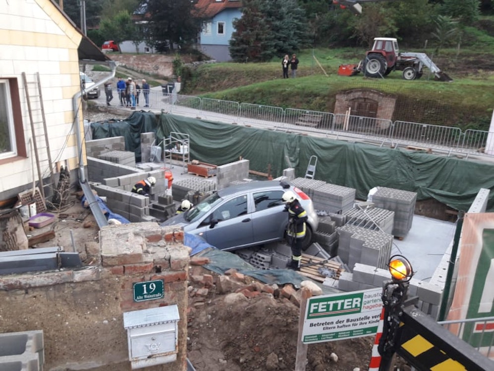 Das Auto landete mitten in der Baustelle.