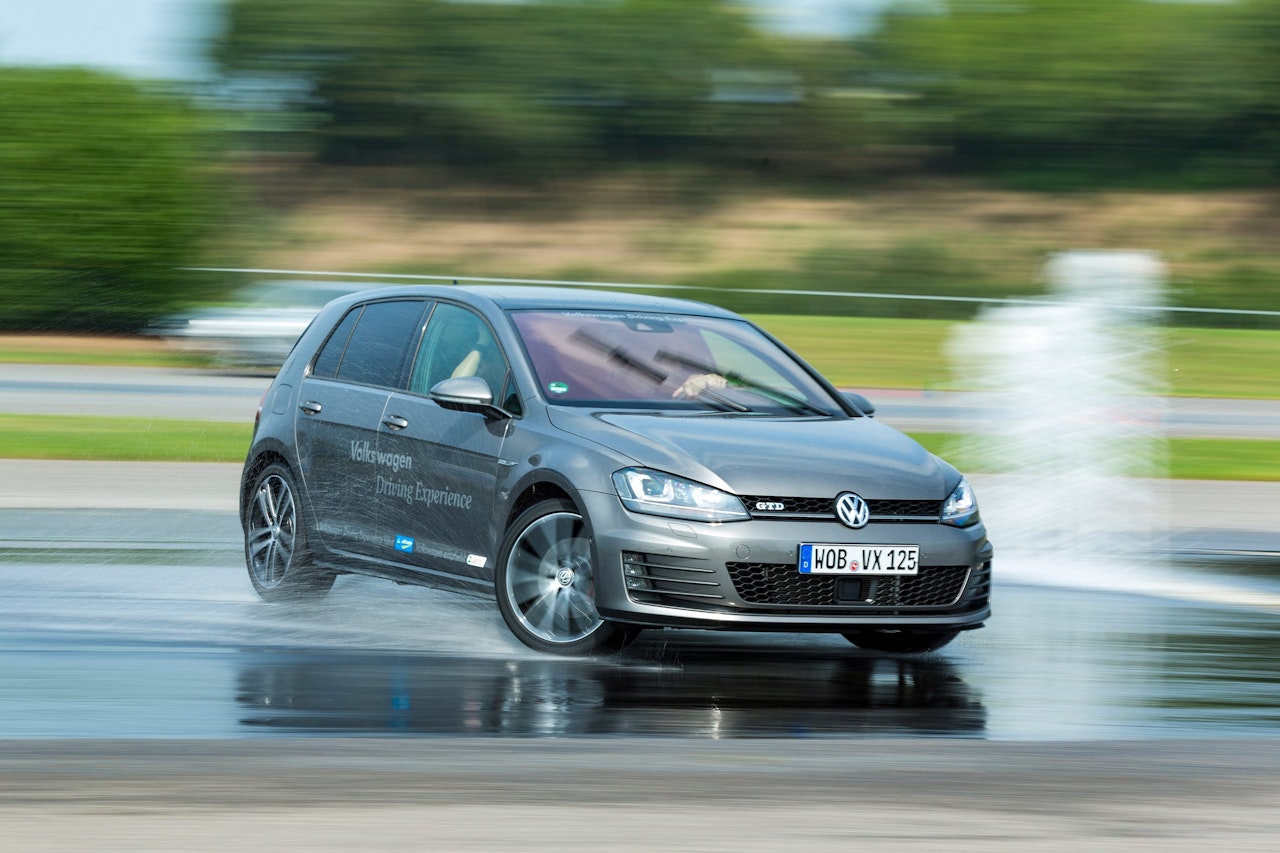 Heute.at - Lenkerin (18) erfasst eigenen Fahrlehrer