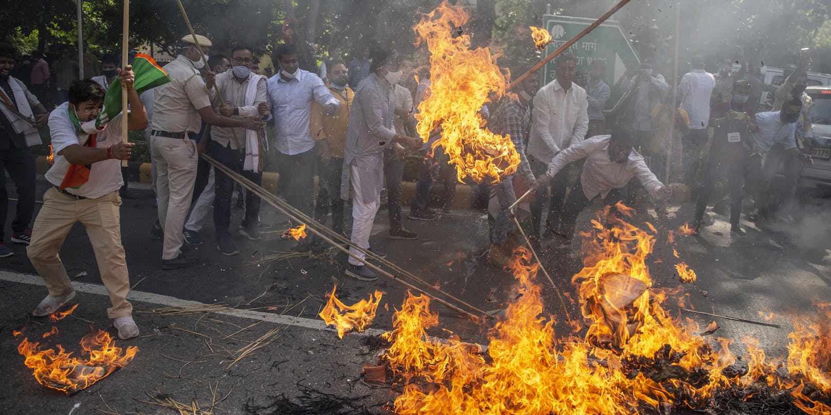 In Indien kommt es nach der Gruppenvergewaltigung einer 19-Jährigen zu schweren Protesten.