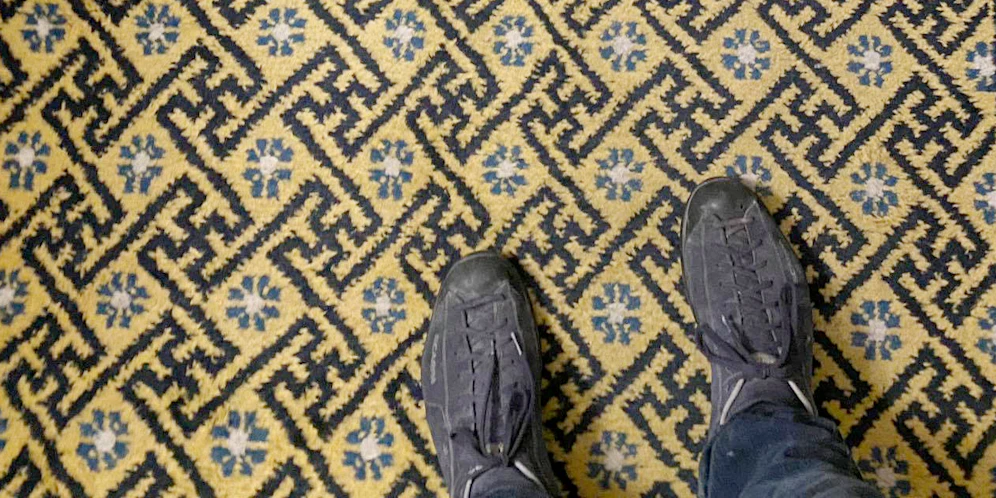 Der Hakenkreuz-Teppich erstreckt sich über den gesamten Hotelboden.