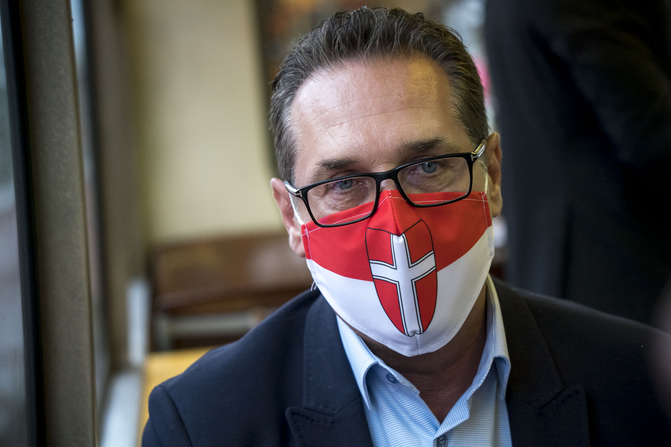 Großer Maskenfreund ist Heinz-Christian Strache nicht. Für den Öffi Talk hat er sich aber eigens eine Wien-Maske zugelegt.