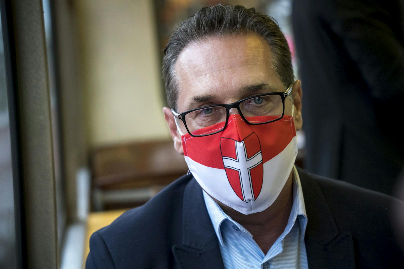 Großer Maskenfreund ist Heinz-Christian Strache nicht. Für den Öffi Talk hat er sich aber eigens eine Wien-Maske zugelegt.