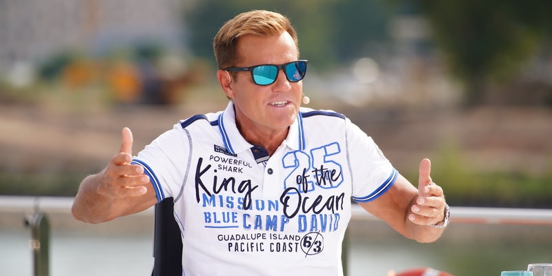 Die Betrüger wollen Konsumenten mit Promis zu hohen Einzahlungen verleiten.