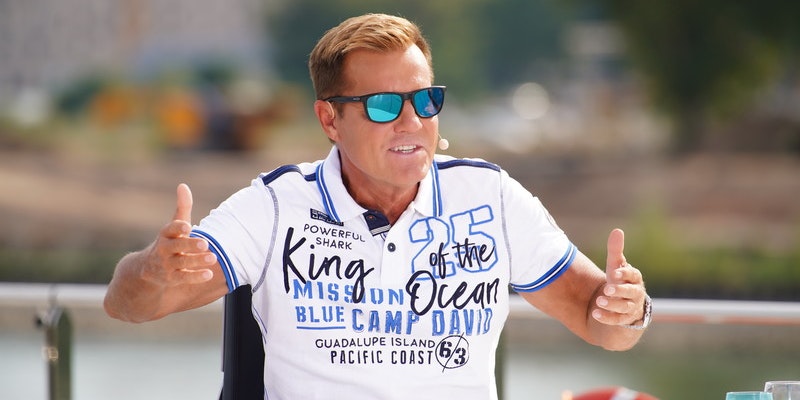 Die Betrüger wollen Konsumenten mit Promis zu hohen Einzahlungen verleiten.