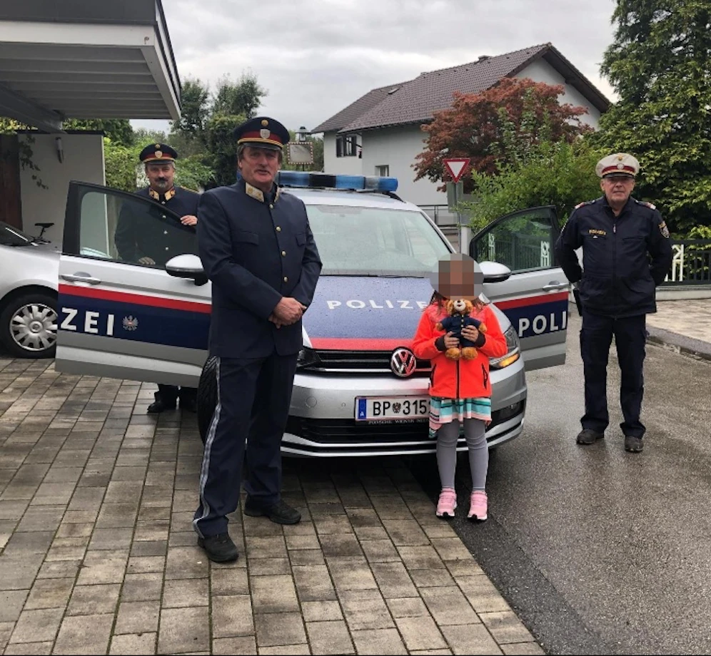 Die kleine Sophie bekam den Polizeibären von Bezirkschefinspektor Herbert Oberklammer überreicht.
