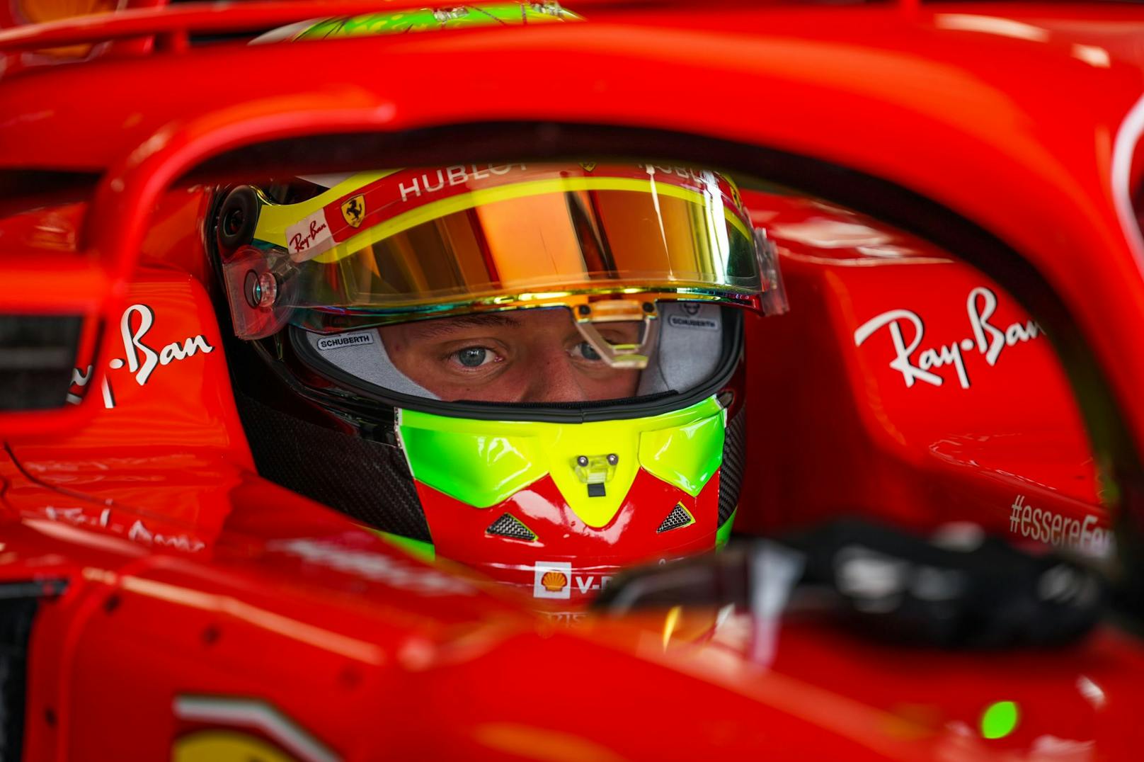 Mick Schumacher sitzt im Ferrari.