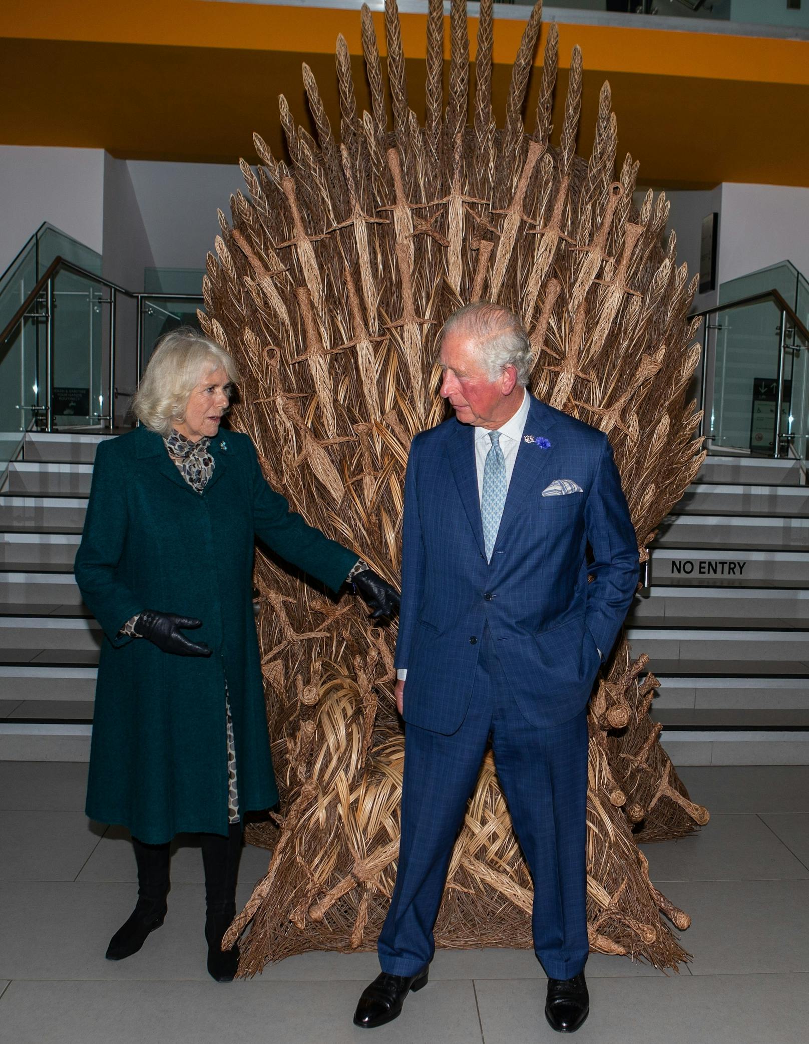 Bei all der Begeisterung darf Prinz Charles aber nur davor posieren. Der Königsfamilie ist es nämlich verboten, sich auf fremde Thronsessel zu setzen.