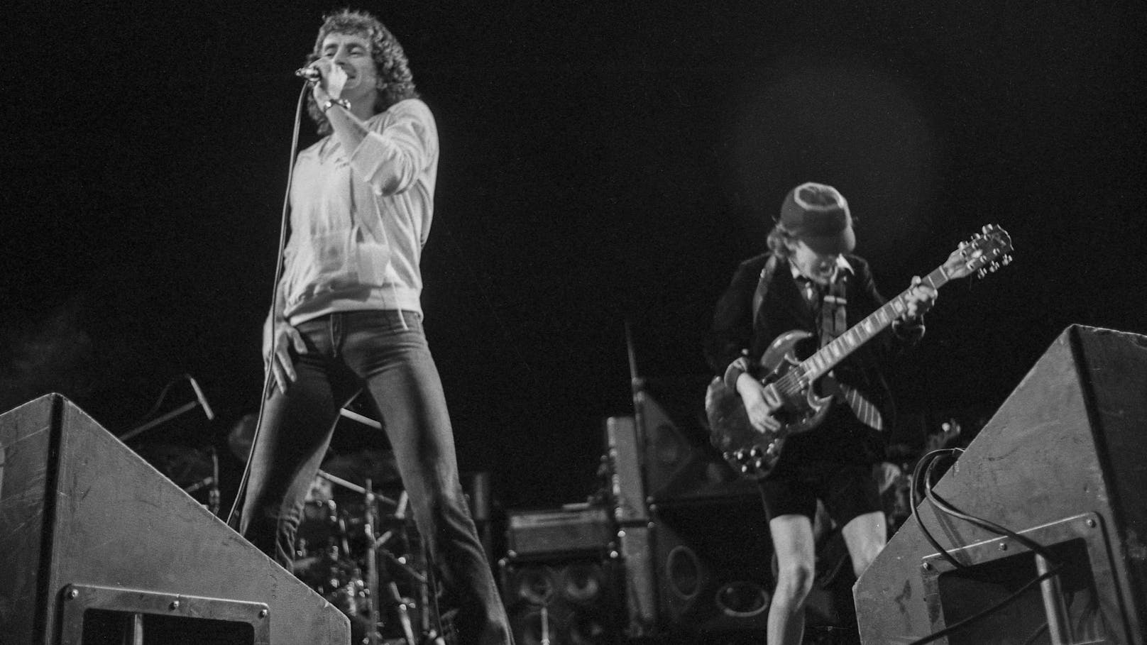 Der erste Sänger von AC/DC, Bon Scott (links), starb 1980 an einer Alkoholvergiftung.