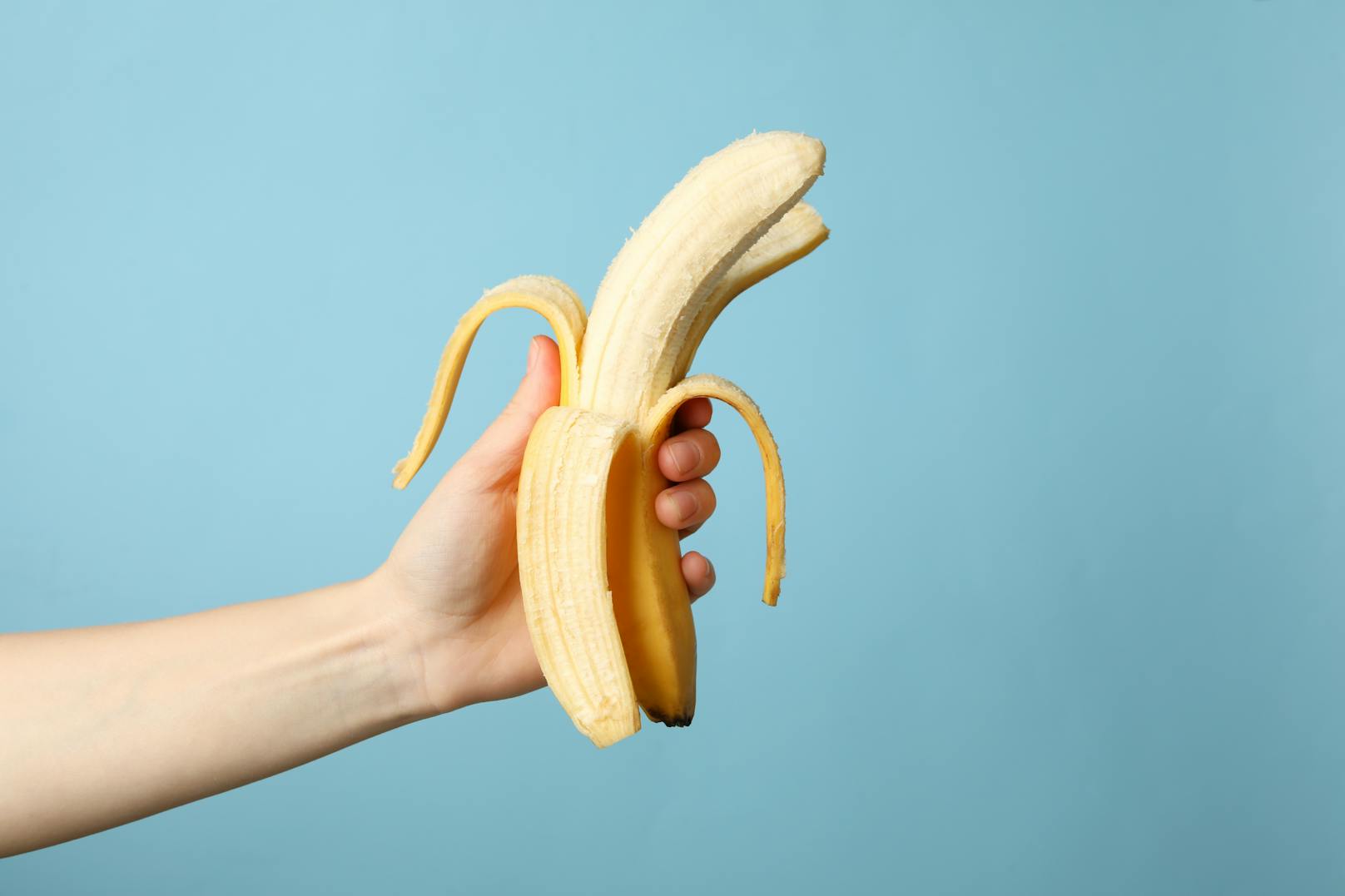 Der Reifeprozess von Bananen kann ganz einfach mit Frischhaltefolie und Klebeband aufgeschoben werden.