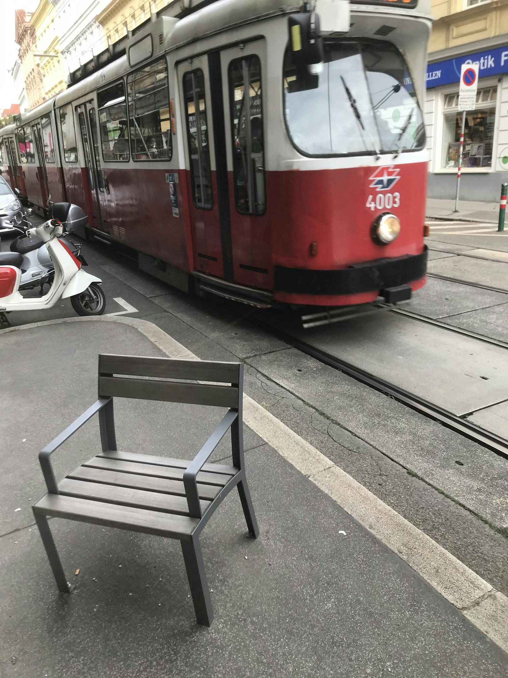 Straßen-Möbel stehen fast am Bim-Gleis