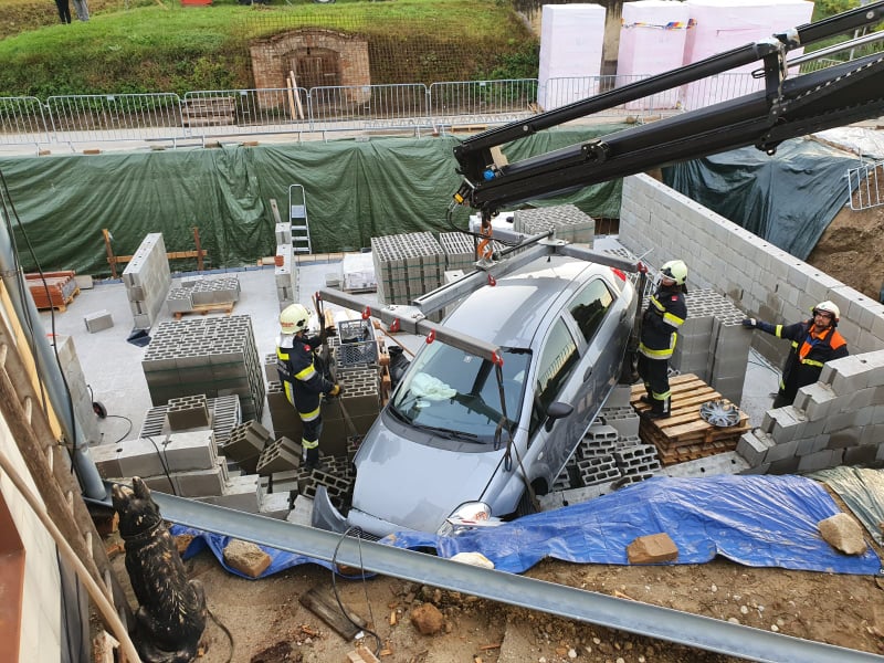 Das Auto wurde mit dem Kran geborgen.