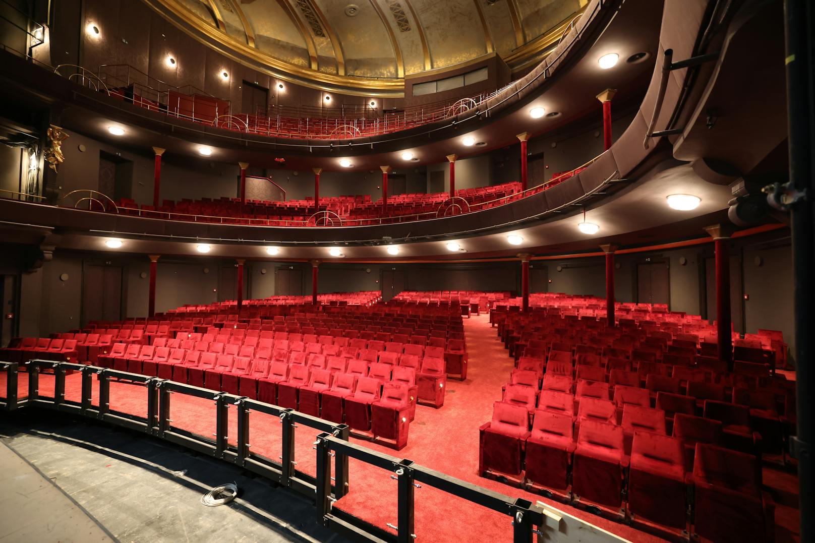 Nach 15-monatiger Renovierungszeit geht die Sanierung des historischen Theaters nun ins Finale. Schon am 28. Jänner 2021 wird es mit der Premiere des Erfolgsmusicals „Miss Saigon“ in neuem Glanz wiedereröffnet. 