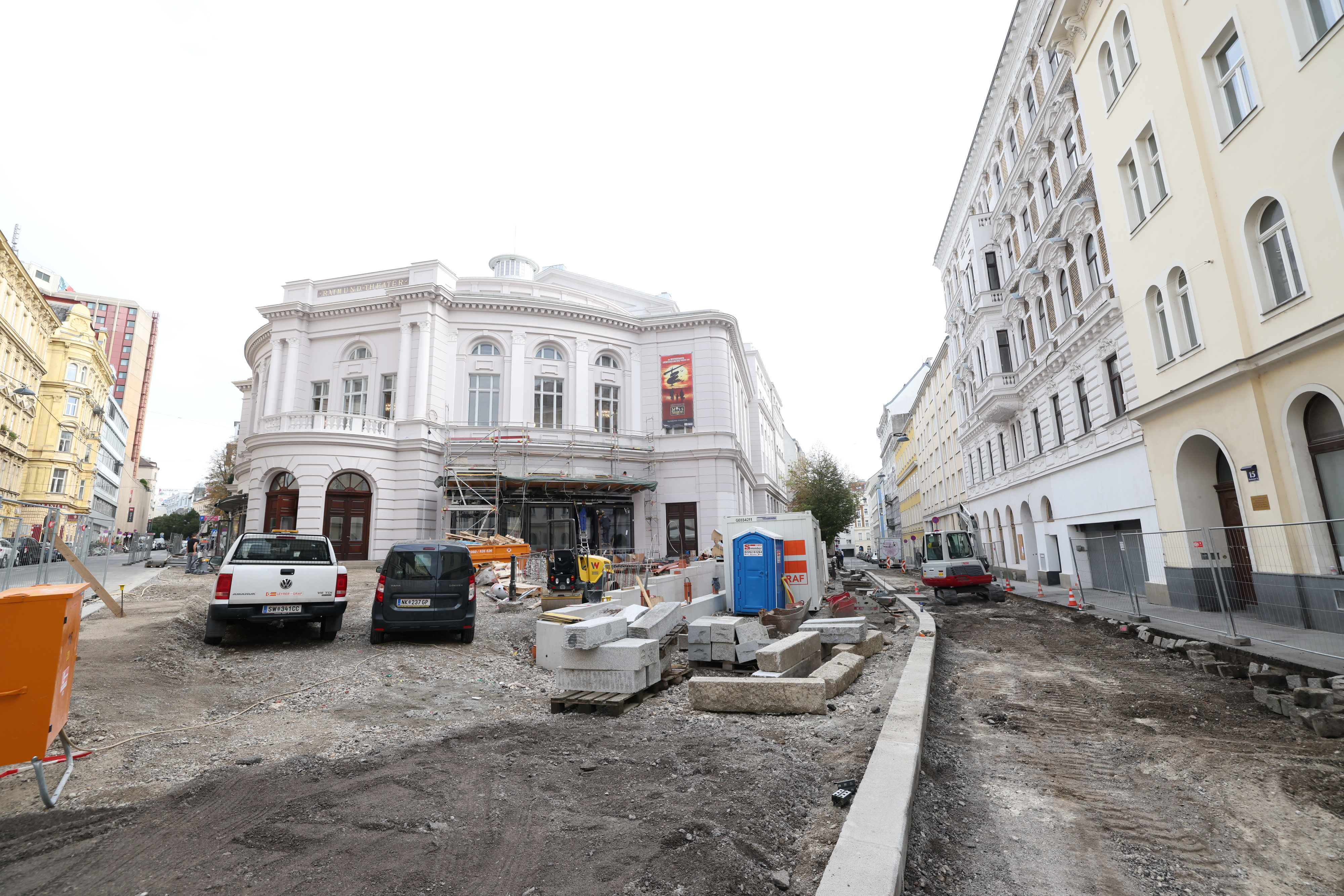 Nach 15-monatiger Renovierungszeit geht die Sanierung des historischen Theaters nun ins Finale. Schon am 28. Jänner 2021 wird es mit der Premiere des Erfolgsmusicals „Miss Saigon“ in neuem Glanz wiedereröffnet.&nbsp;Auch der Vorplatz wird neu gestalltet.