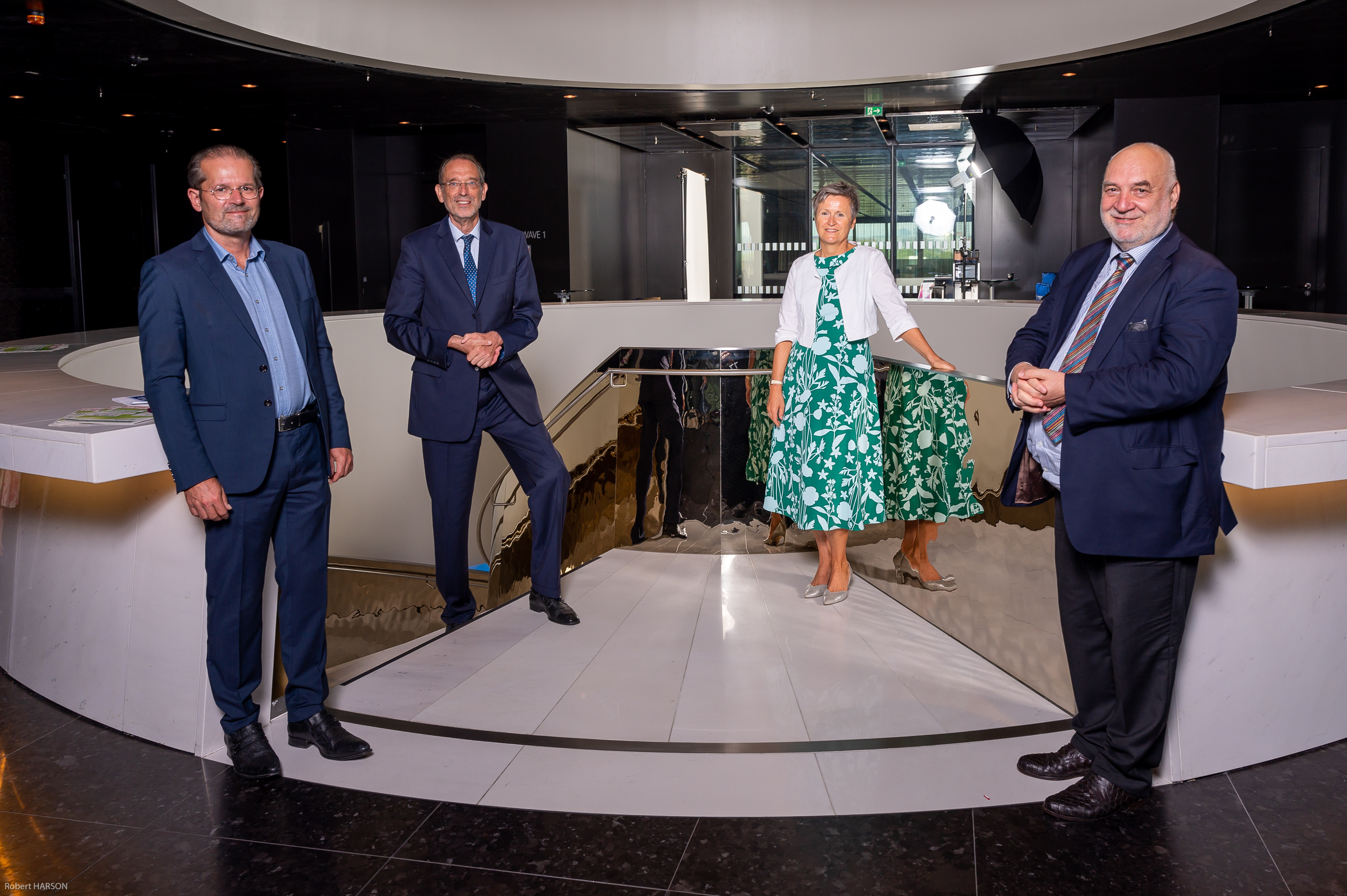 Beim <em>"Heute"</em>-Bildungsgipfel mit dabei (und vorbildlich mit Babyelefant-Abstand):  Bildungsminister Heinz Faßmann (2 v.l.), Christa Schnabl (Universität Wien), Alfred Pritz (Sigmund Freud Privatuniversität, r.) und Franz-Josef Lackinger (BFI, l.)