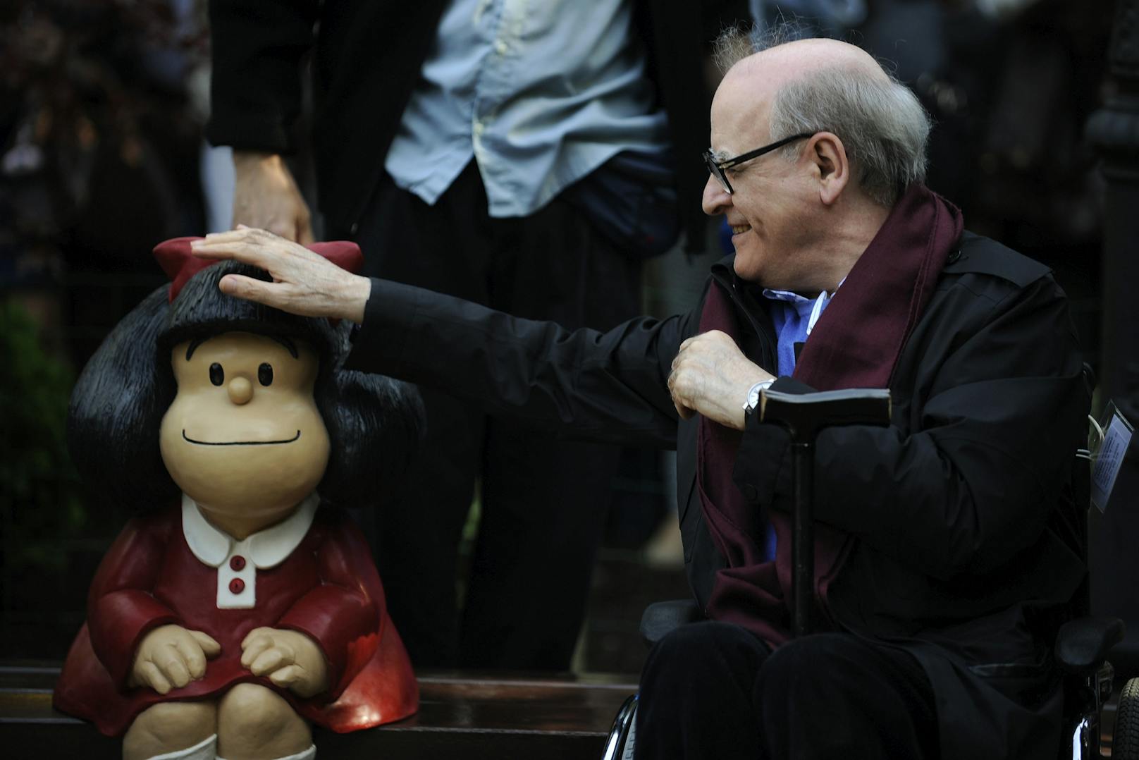 Der argentinische Comiczeichner Quino ist 88-jährig gestorben. Hier 2014 mit seiner bekanntesten Comic-Figur "Mafalda".