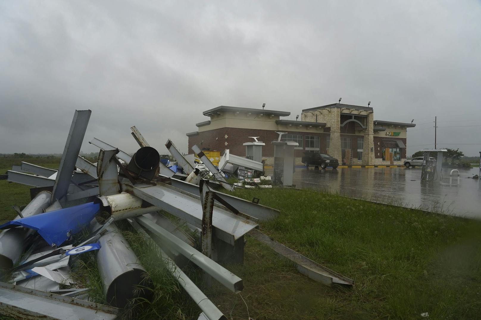 Mit Windgeschwindigkeiten von 150 km/h hat der Wirbelsturm Delta den US-Staat Louisiana erreicht und schwere Schäden angerichtet.