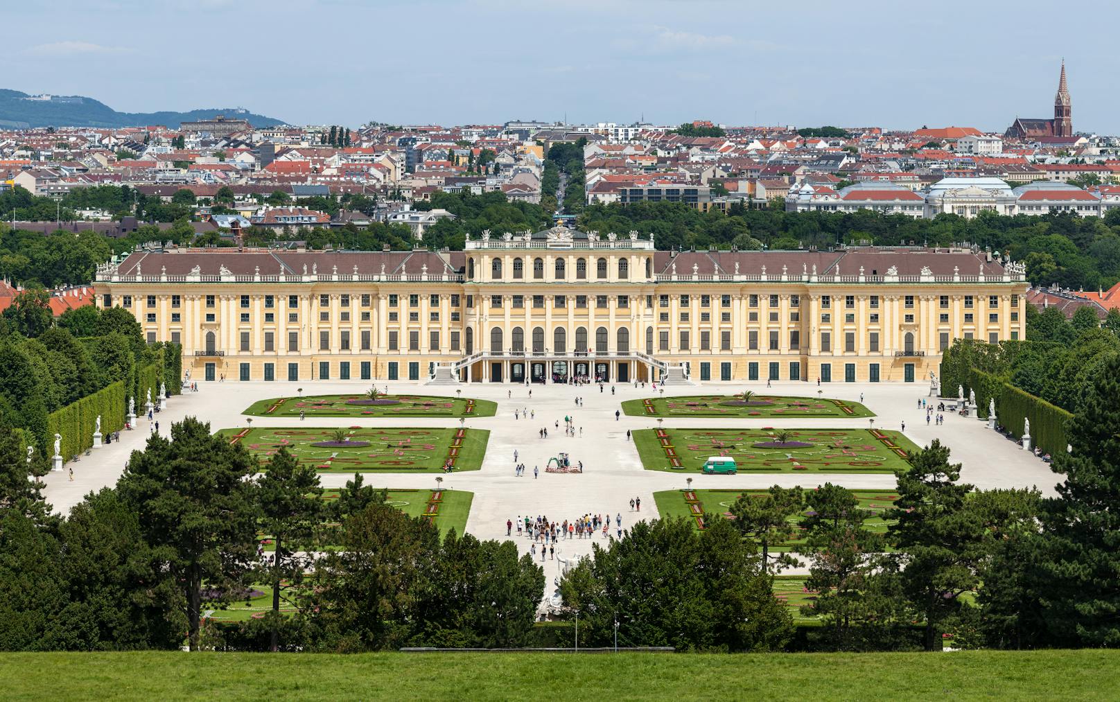 Das Schloss Schönbrunn in Wien-Hietzing von der Gloriette aus