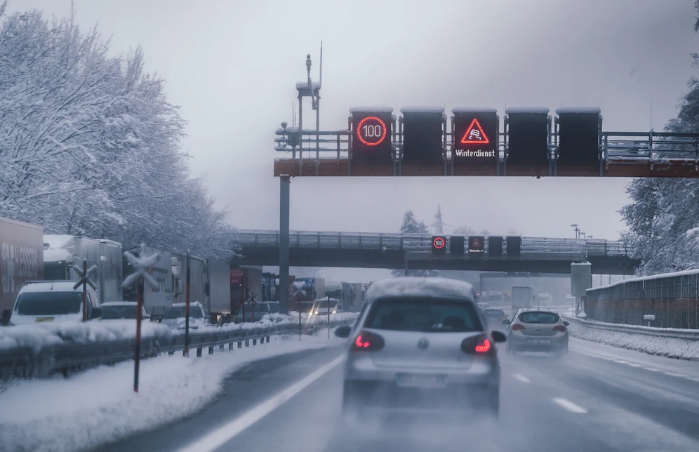 Stau bei Schneefall auf der A12 Inntalautobahn. Archivbild, 2019