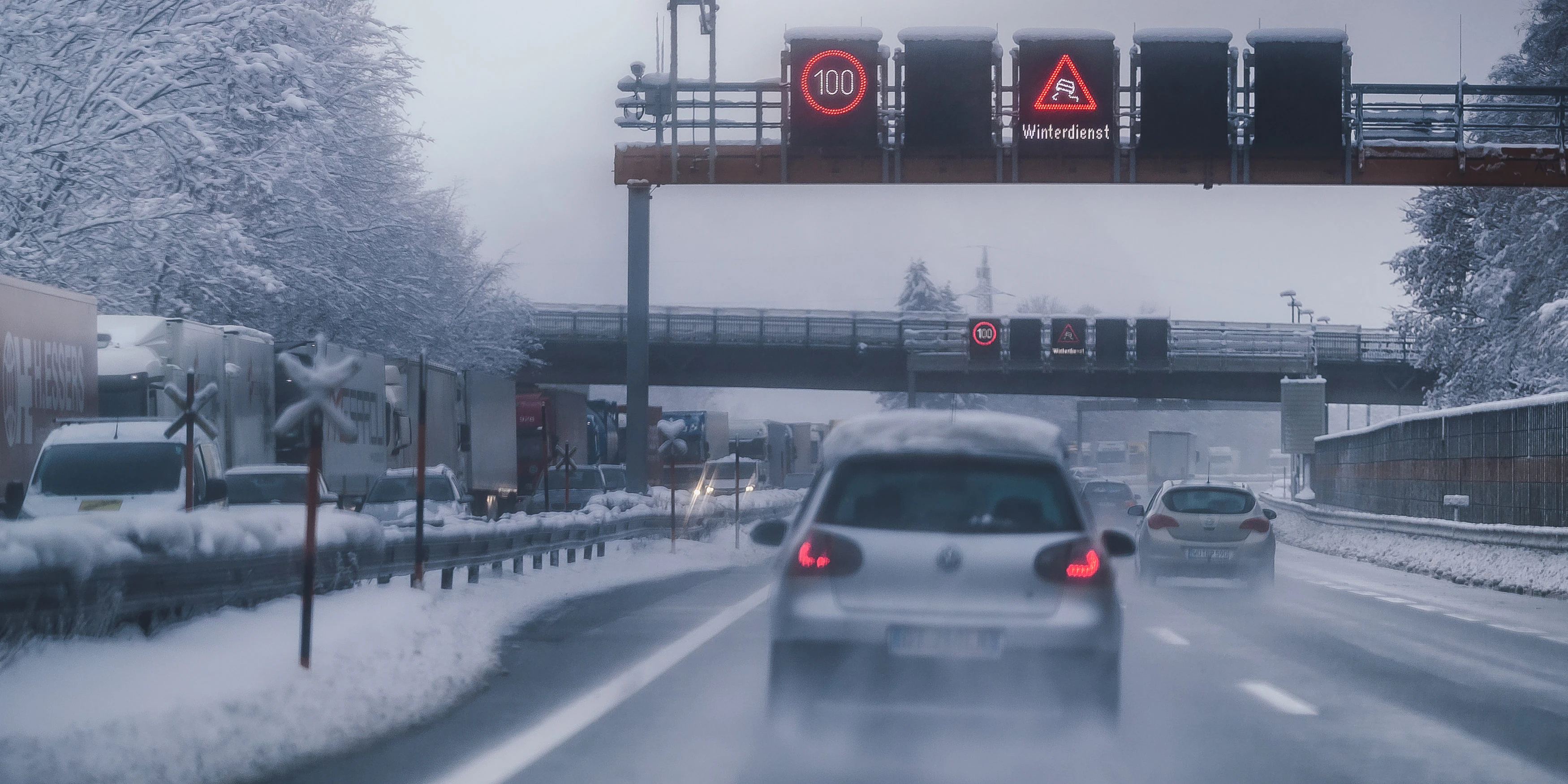 Stau bei Schneefall auf der A12 Inntalautobahn. Archivbild, 2019