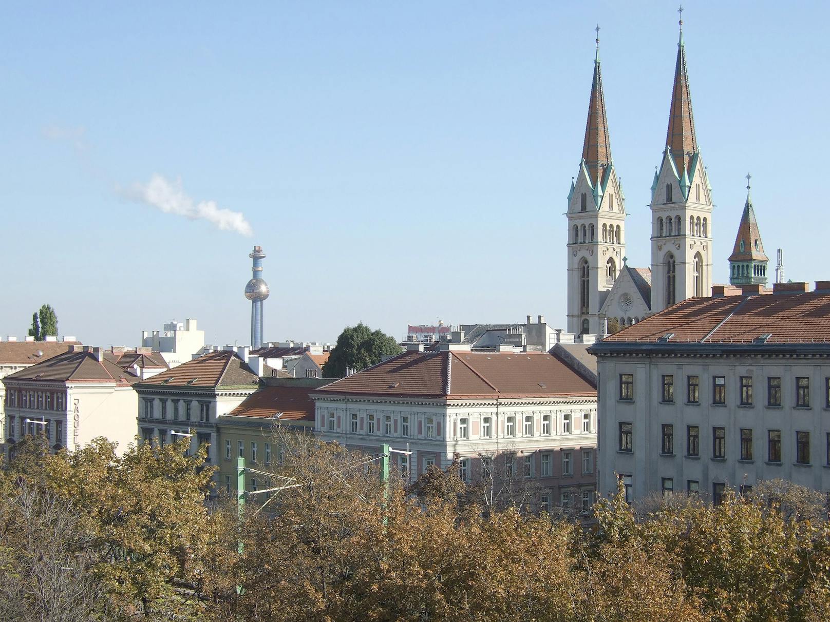 Blick vom Gürtel über den Alsergrund (Canisiuskirche und Spittelau)