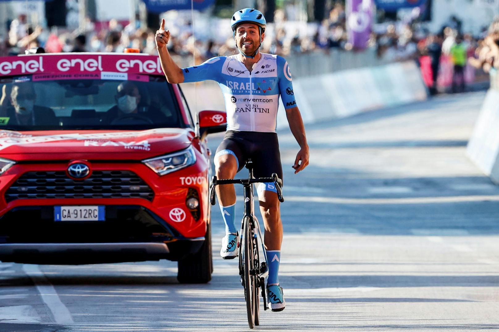 Alex Dowsett feiert den Giro-Etappensieg. 