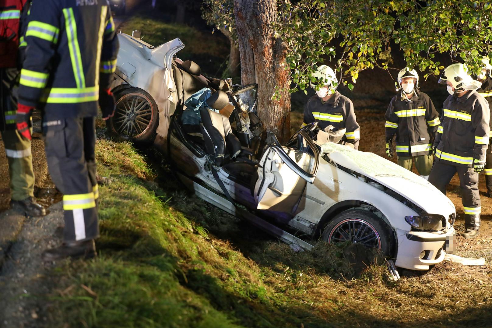 BMW rast in 30er-Zone gegen Baum – zwei Schwerverletzte