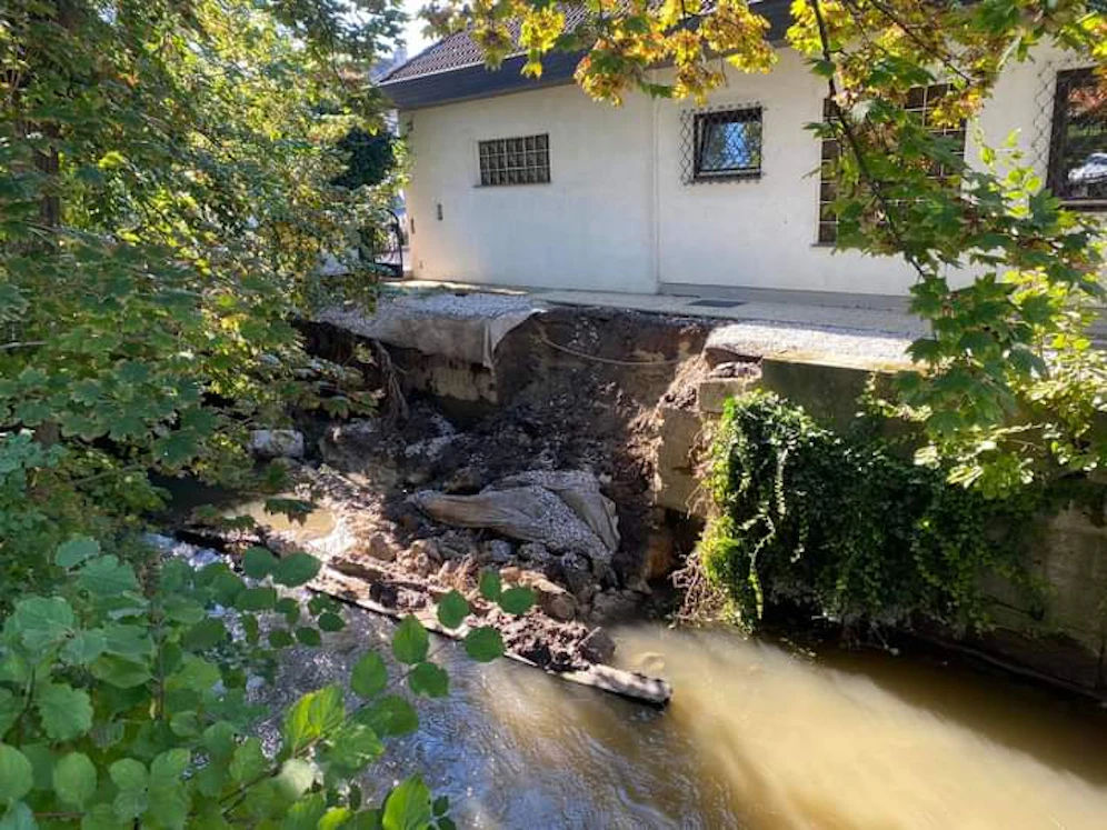 Auf 4 Meter Länge rutschte die Böschung samt Betonwand in die Fischa.