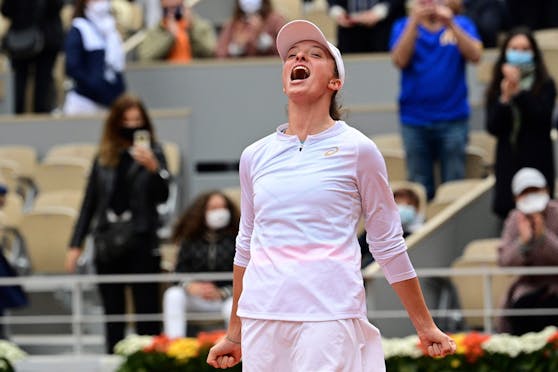 Iga Swiatek triumphiert in Roland Garros.