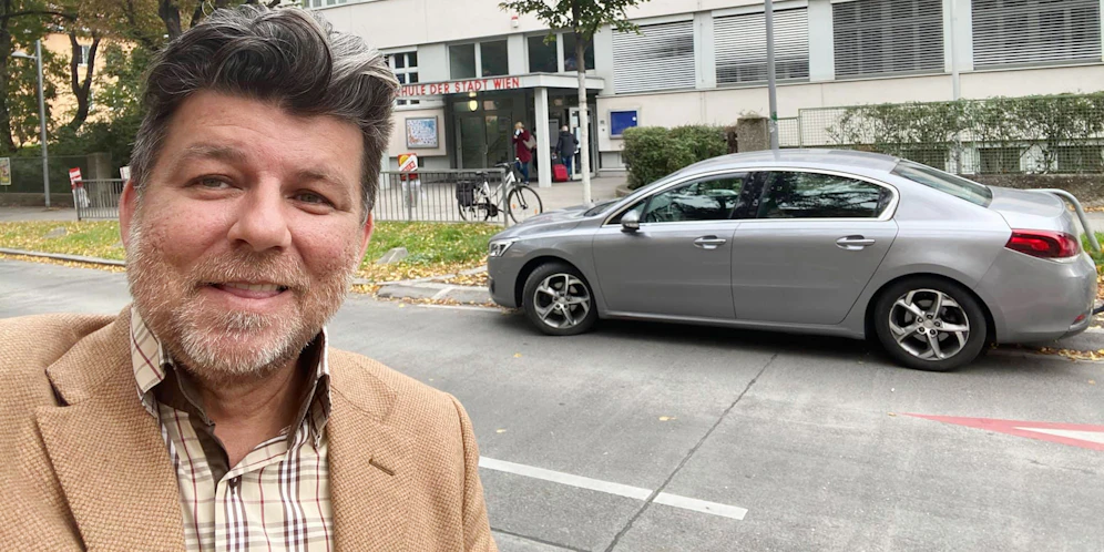 Ältere Wähler chauffiert die FPÖ persönlich zum Wahllokal.