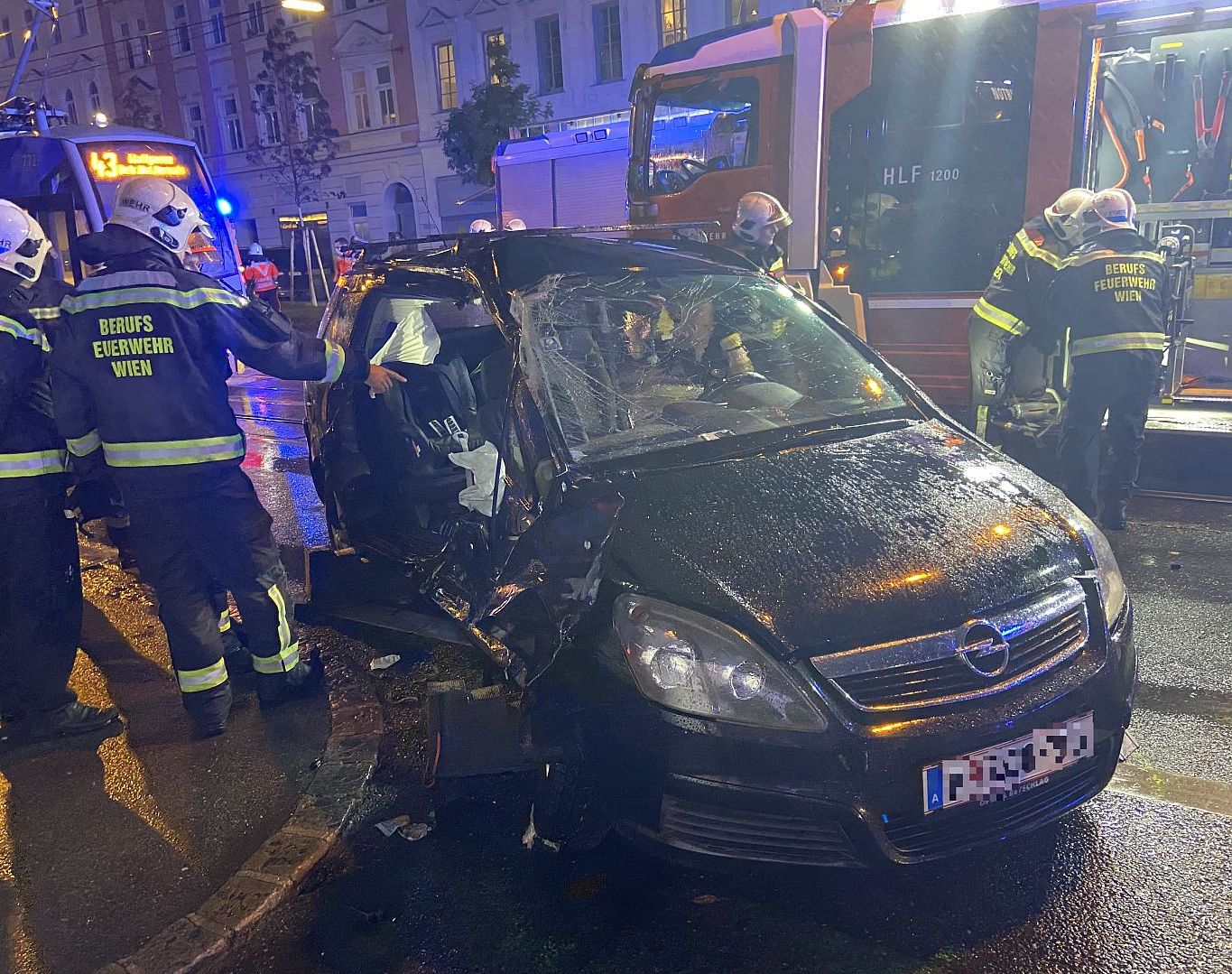 Die Frau musste aus dem Auto befreit werden.