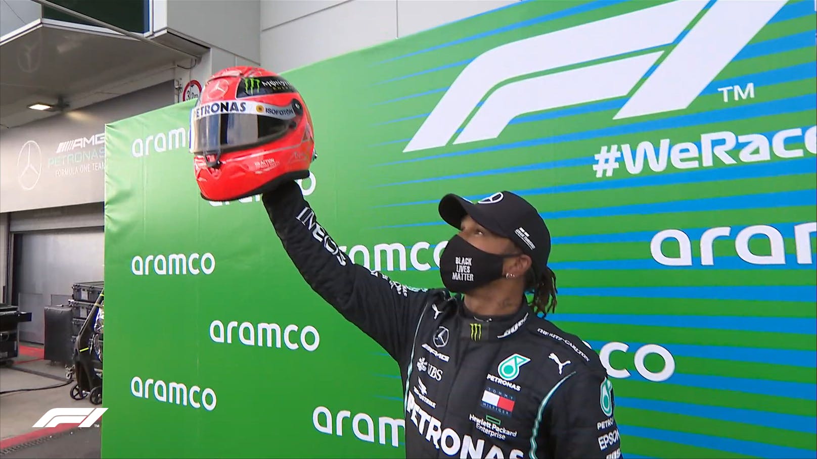 Lewis Hamilton jubelt mit dem Schumacher-Helm.