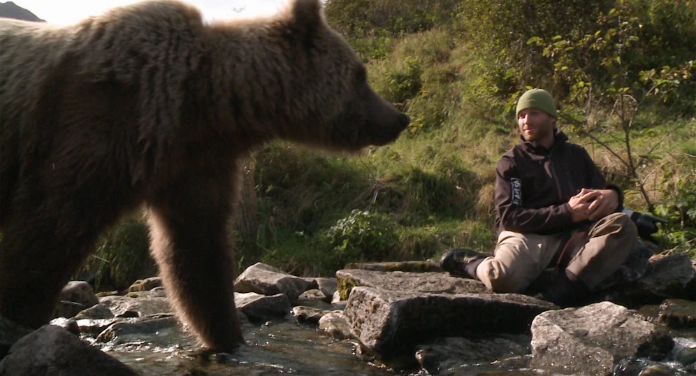 Bei seiner Reise in das Reich der Grizzly-Bären kommt Filmemacher <strong>Roman Droux</strong> (re.) den zotteligen Riesen besonders nahe. 