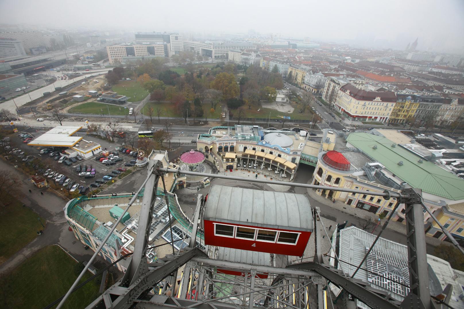 Die Leopoldstadt färbt sich um: Der Wiener Prater von oben, Blick vom Riesenrad aus.