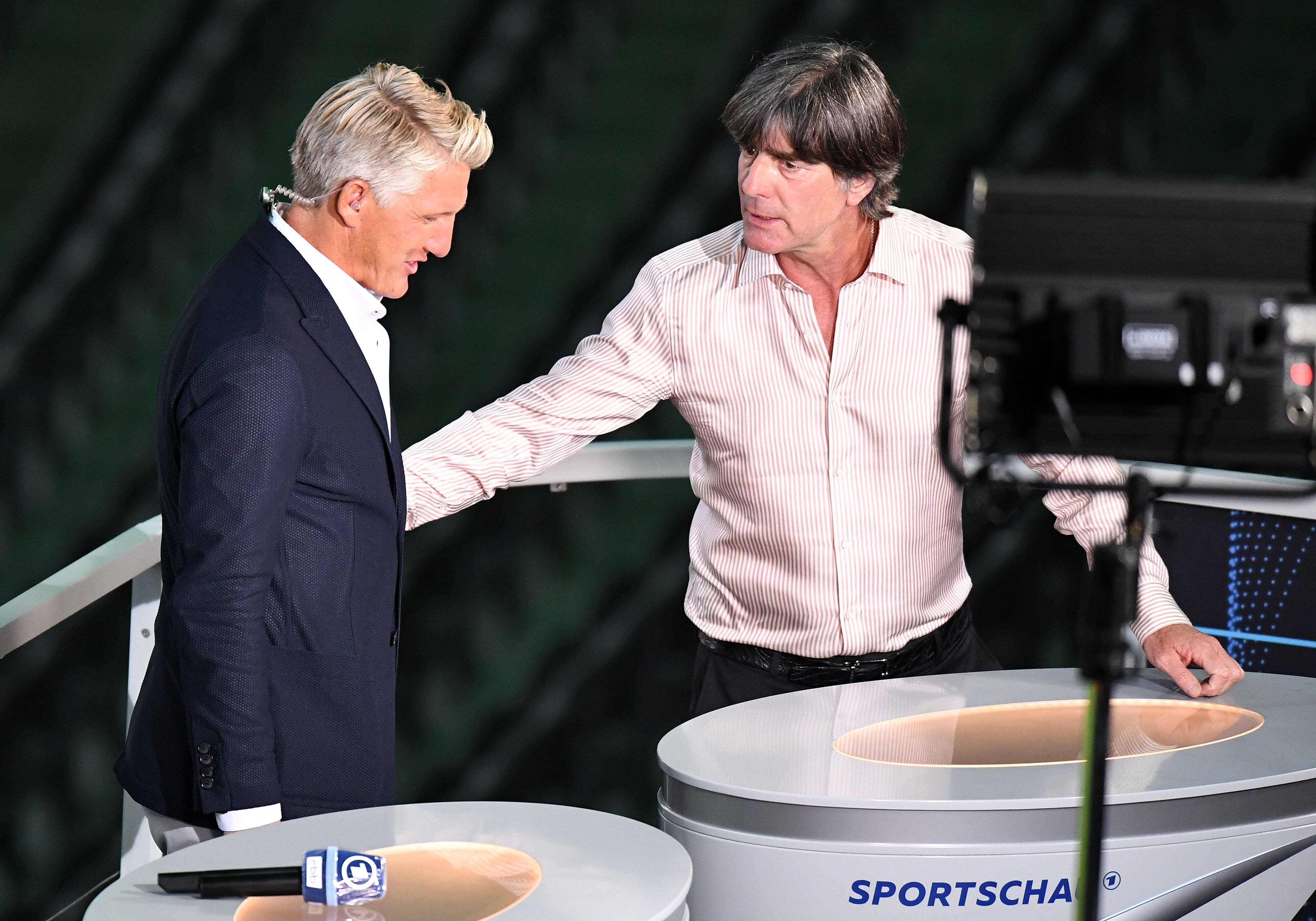 Schweinsteiger (l.) mit DFB-Trainer Löw.