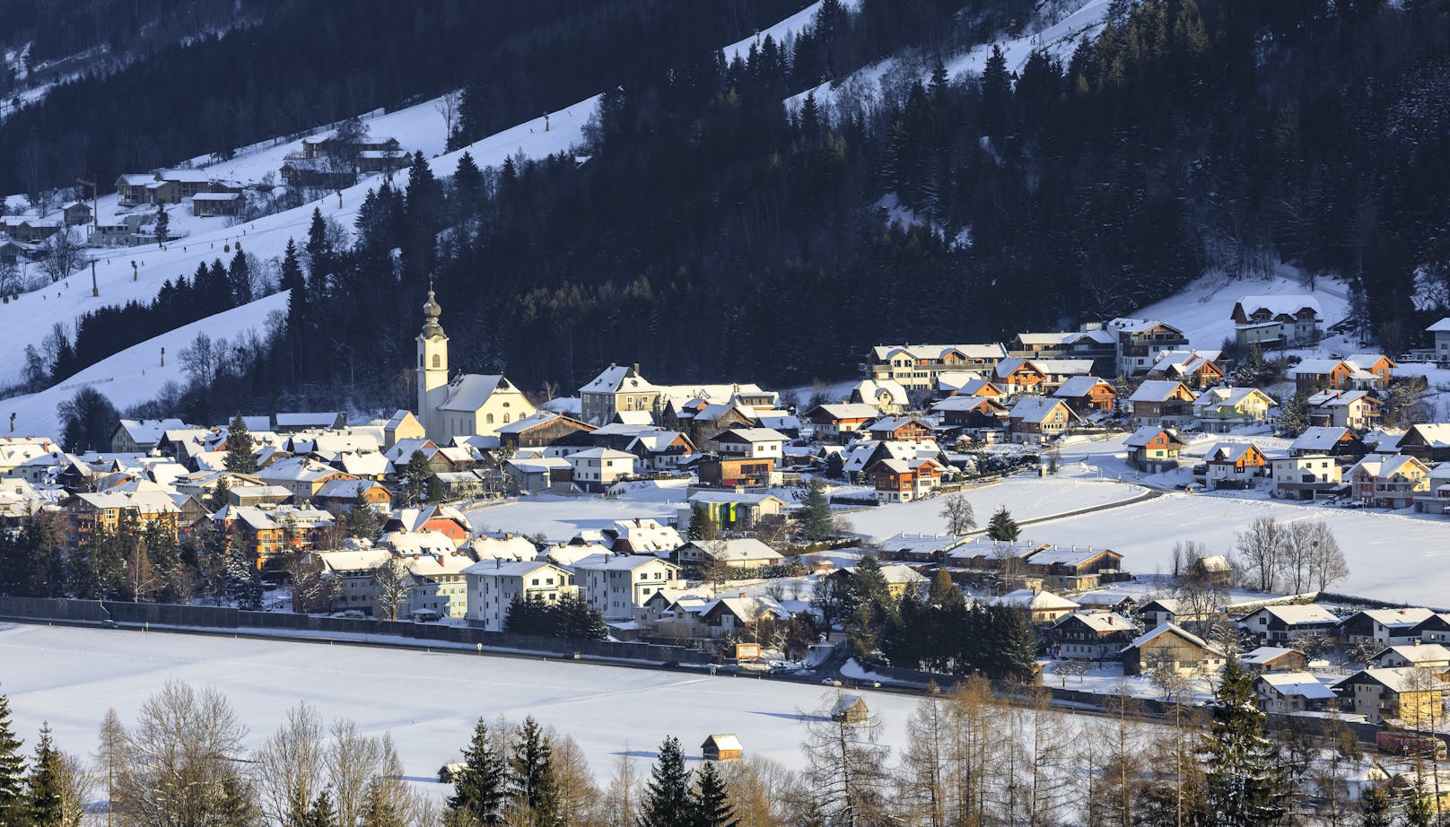 Winter in der Steiermark. Im Bild der Ort Haus im Ennstal mit seiner markanten Kirche. Symbolbild