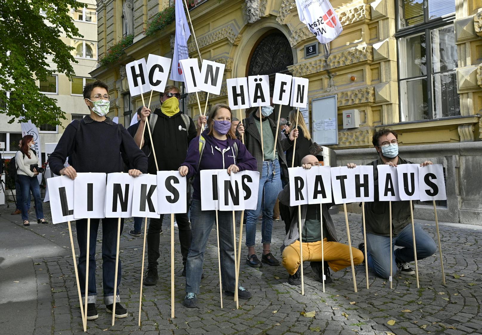 Protest bei Straches Abschlusskundgebung in Wien: Aktivvisten mit "HC in Häfn – LINKS ins Rathaus"-Schildern.