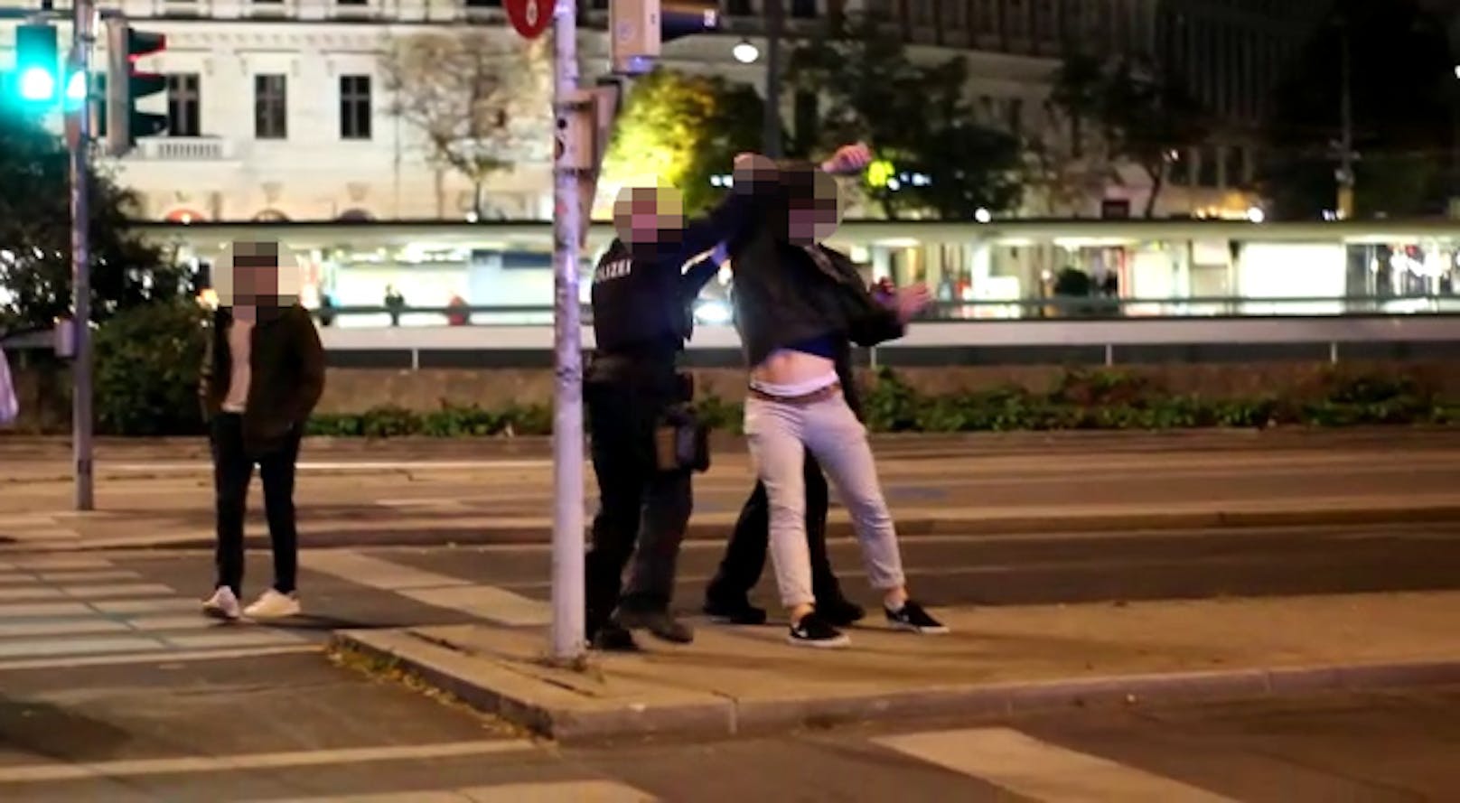 Polizei-Einsatz am späten Samstagabend auf der Universitätsstraße.