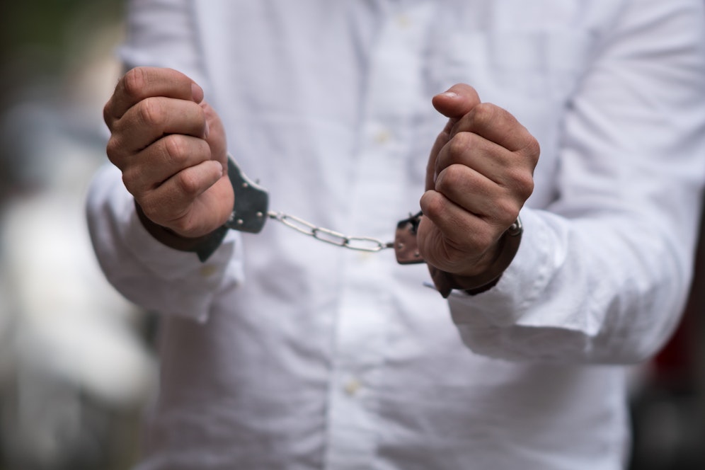 Der attackierte zwei Frauen, wehrte sich gegen die Verhaftung.