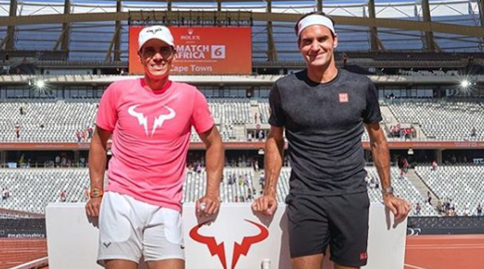 Roger Federer gratuliert Rafael Nadal.