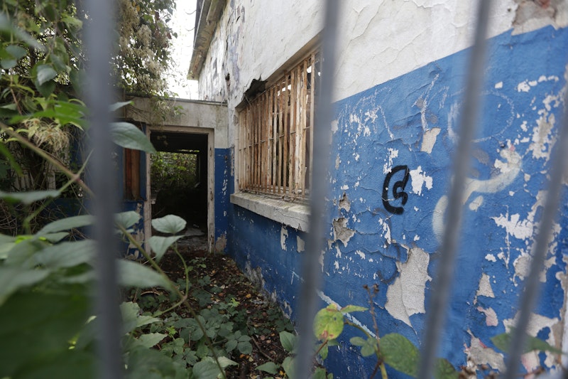 Der Zaun, mit dem das Haus abgesperrt ist.