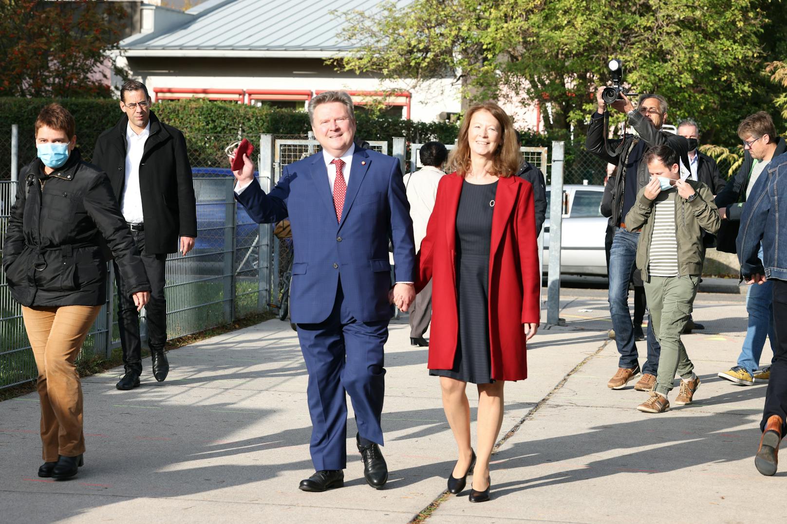 Michael Ludwig und Ehefrau Irmtraud auf dem Weg zum Wahllokal.<br>