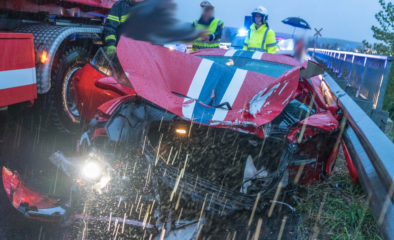 Ein Ferrari krachte auf der A2 bei Seebenstein frontal in eine Leitschiene.