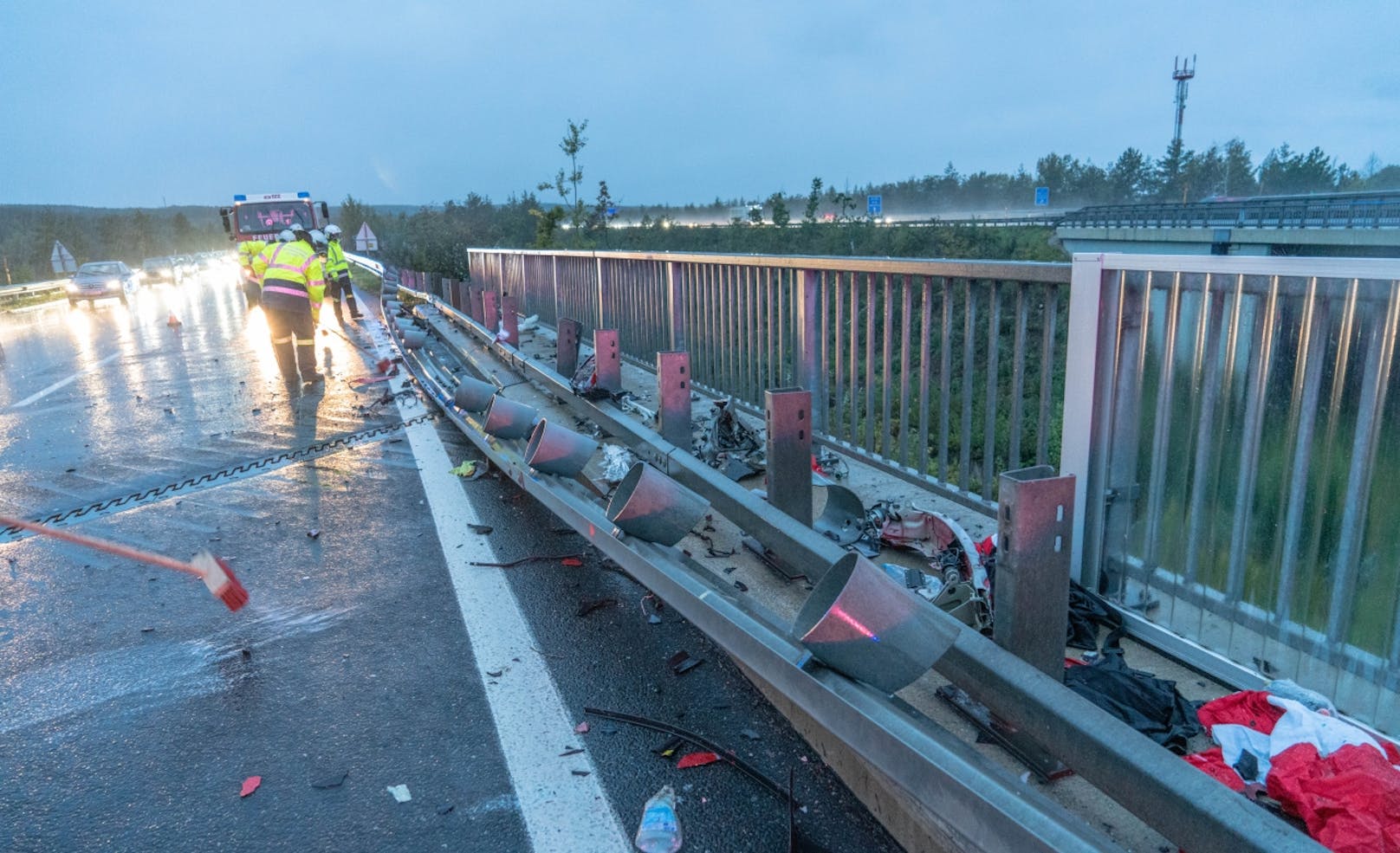 Ein Ferrari krachte auf der A2 bei Seebenstein frontal in eine Leitschiene.