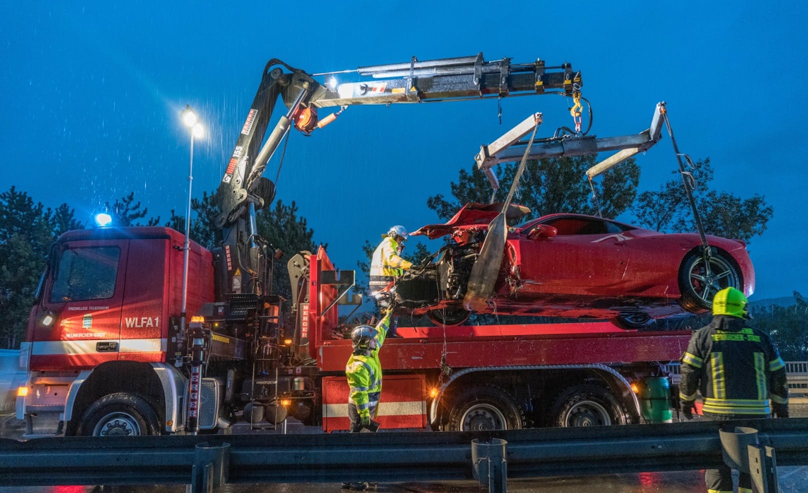 Ein Ferrari krachte auf der A2 bei Seebenstein frontal in eine Leitschiene.