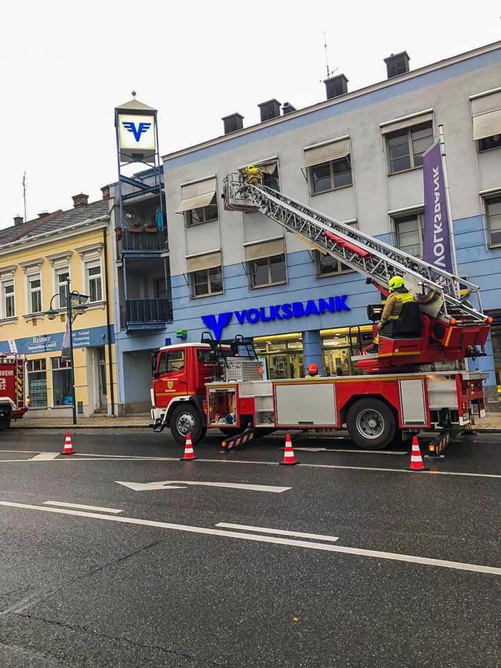 Die Feuerwehr kam mit der Drehleiter.