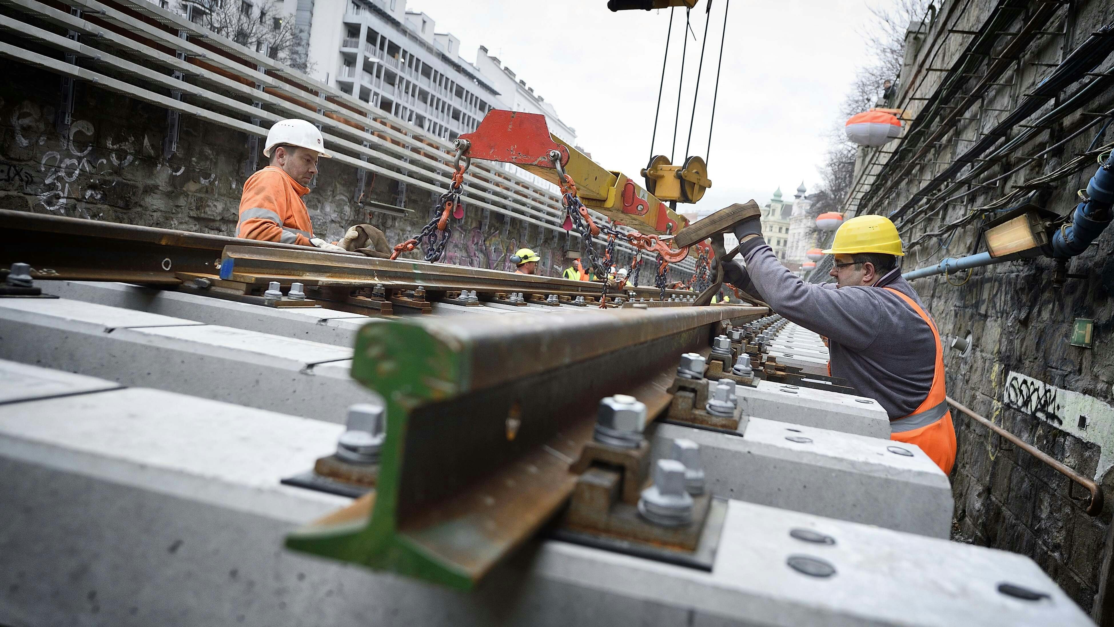 Die Gleisabschnitte werden entlang der U4 erneuert.