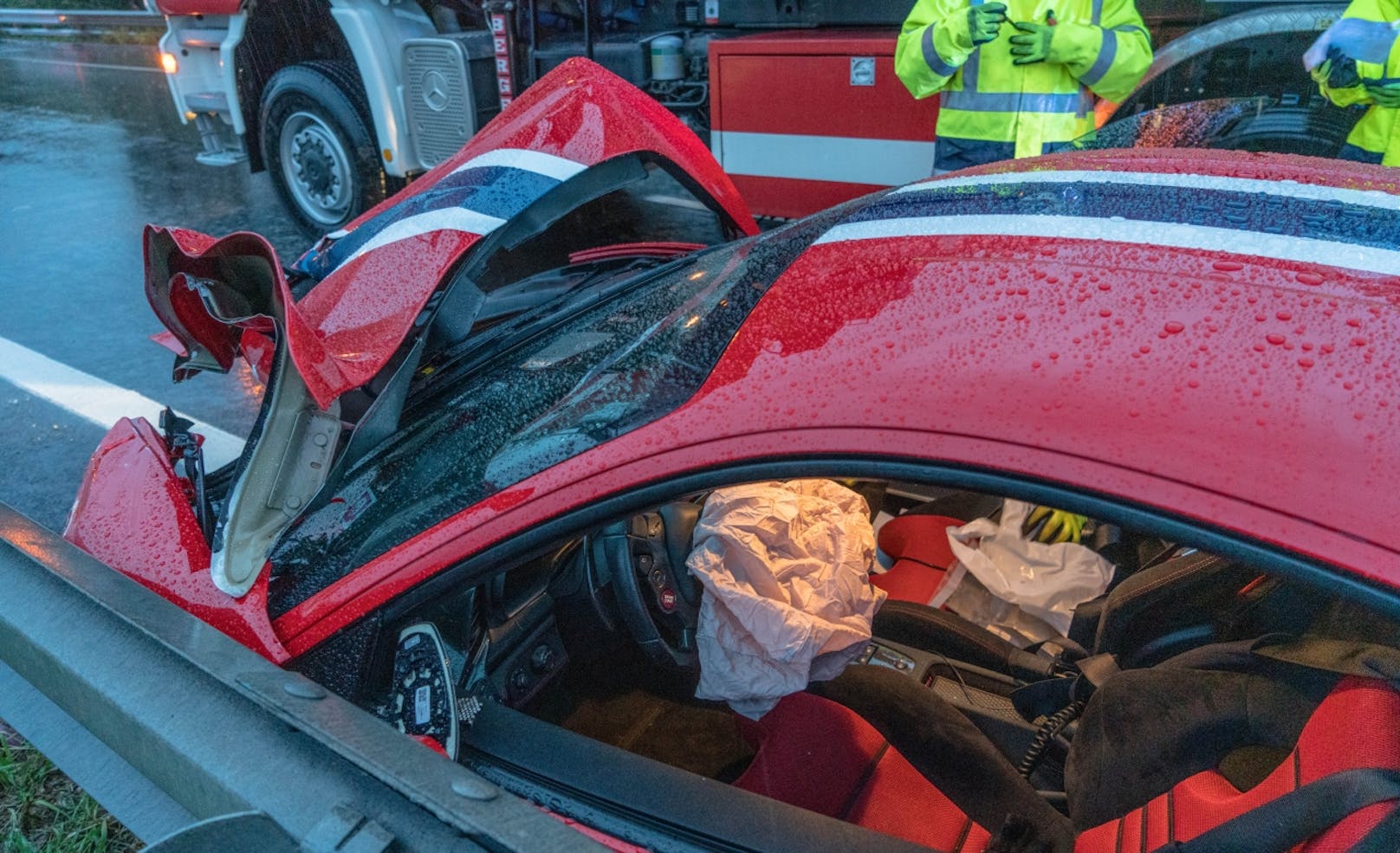 Ein Ferrari krachte auf der A2 bei Seebenstein frontal in eine Leitschiene.