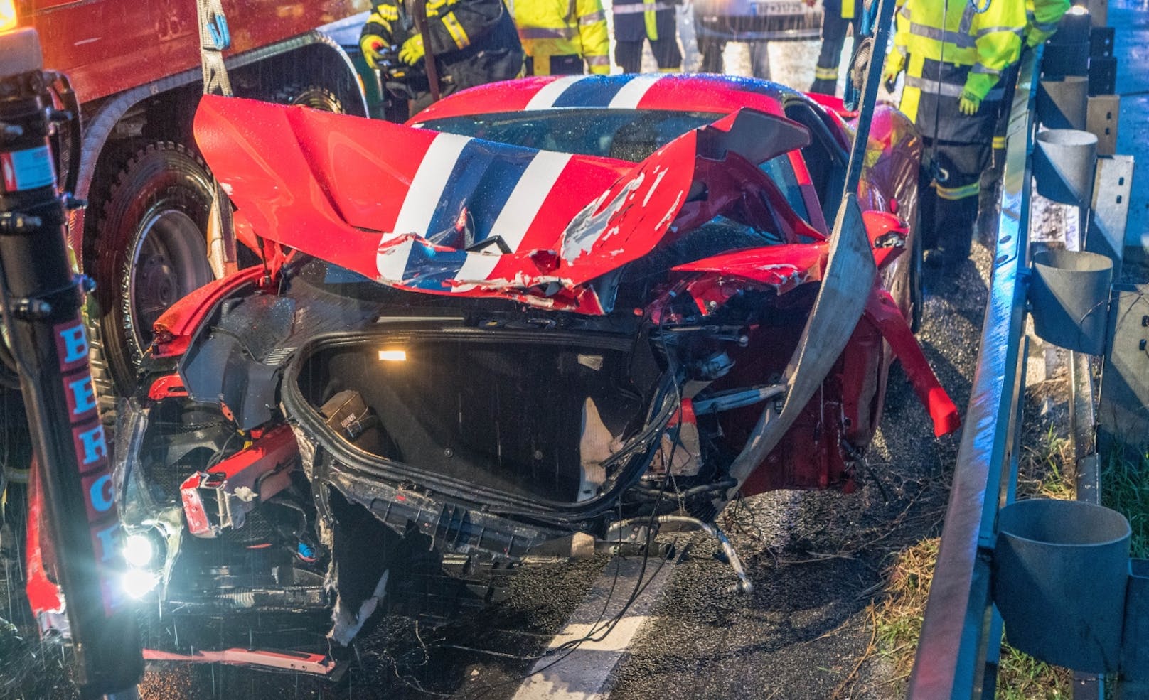 Ein Ferrari krachte auf der A2 bei Seebenstein frontal in eine Leitschiene.